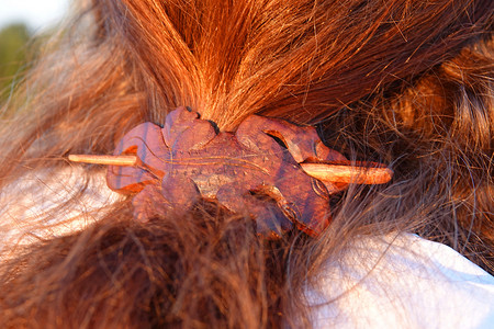 朝阳下的木发夹与红发相协调