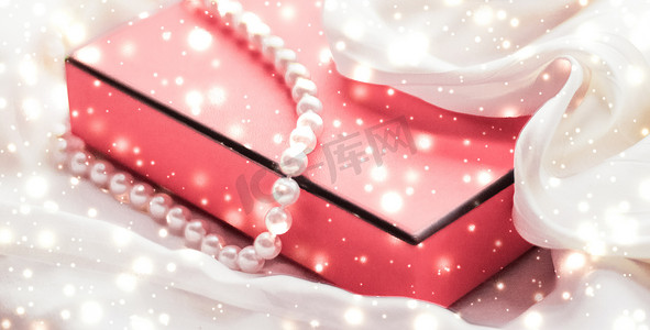 圣诞魔术假期背景、节日小饰品、珊瑚古董礼盒和金色闪光作为冬季礼物，用于奢侈品牌设计