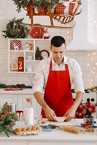 一位男厨师在新年前在圣诞厨房里准备面团