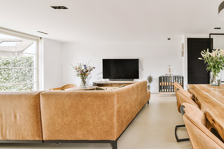 宽敞的现代客房设有休息区和用餐区