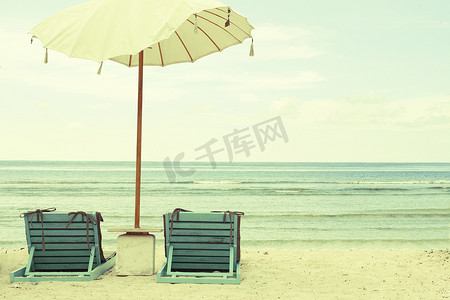 沙滩伞和椅子复古明信片