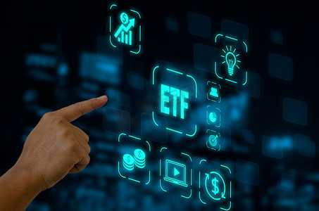 货币图标摄影照片_手触摸屏数字虚拟未来界面图标 ETF 交易所交易基金。