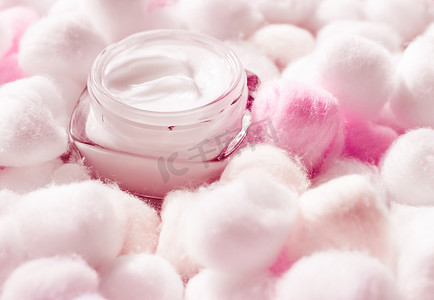 适用于敏感皮肤的豪华面霜和背景粉色棉球、水疗化妆品和天然护肤美容品牌产品