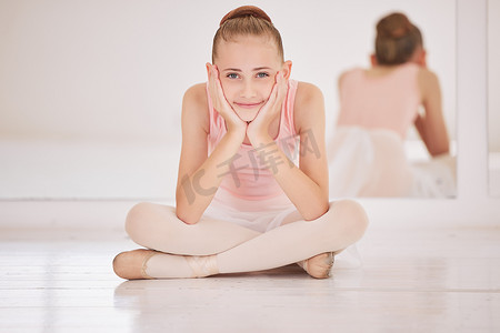 创意梦想摄影照片_芭蕾舞，微笑女孩在创意舞蹈工作室的地板上思考，梦想成为职业芭蕾舞演员。