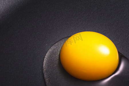 蛋黄放入不粘锅中。
