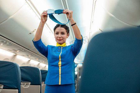 空姐演示如何在飞机上使用安全带