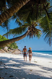 Anse Patates, La Digue Island, Seyshelles, Drone airview of La Digue Seychelles bird view, 成熟的情侣男女度假塞舌尔