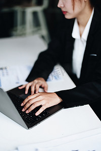 数据分析、计划、营销、会计、审计、亚洲女商人计划营销的肖像使用计算机和统计数据表在会议上展示营销计划项目。