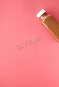 排毒超级食品巧克力冰沙瓶，用​​于减肥净化。珊瑚背景，食品和营养专家博客的平面设计