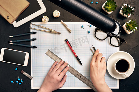 办公桌背景手用笔书写建筑项目创意概念。