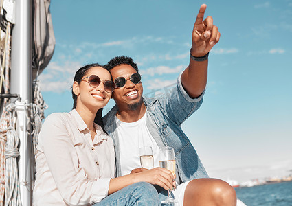 情侣、香槟和指向豪华游艇的暑假、周年庆典和摩纳哥旅行。