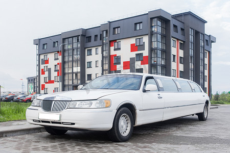现代城市建筑背景下用于庆祝活动的白色豪华轿车豪华长车