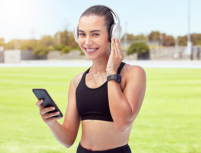 5g活动摄影照片_听音乐、5g 手机的女性健身跑步者用于激励、健康或训练户外运动或活动。