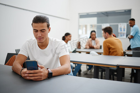 大学生和社交媒体在智能手机上的演讲礼堂课程互联网中断。