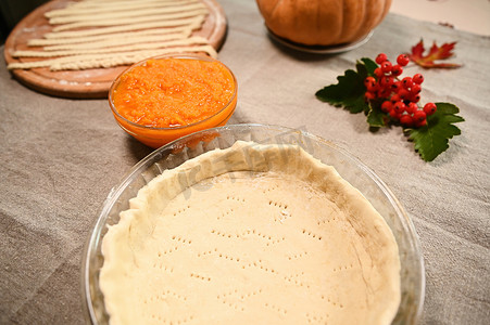 脆脆饼摄影照片_用于制作传统南瓜经典饼皮脆皮的新鲜原料。