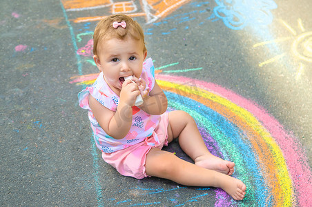 宝宝吃粉笔画画。