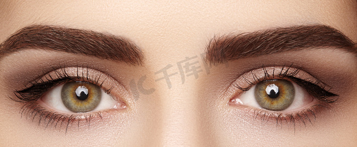 美丽女性眼睛的特写宏与完美形状的眉毛。