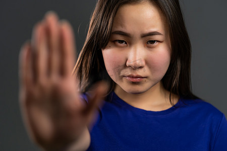 亚洲女人不赞成没有手势。