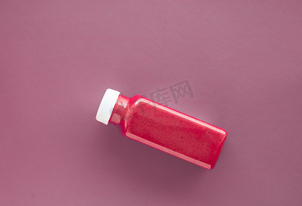 app减肥摄影照片_排毒超级食品草莓冰沙瓶，用​​于减肥清洁。紫色背景，食品和营养专家博客的平面设计