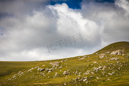北奥塞梯加利亚特村，一名男子骑在高山上。