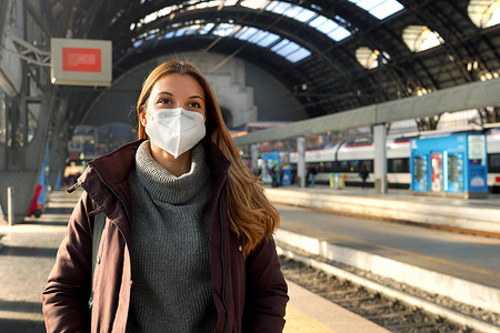 医学通摄影照片_冬季在火车站戴着医用防护面具等车的女商人画像