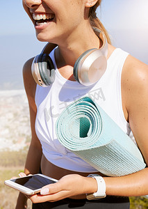 放松、瑜伽垫和使用具有 5g 连接的音乐流媒体移动技术设备的女性。