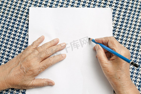 老妇人在白纸上写字