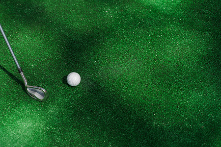与 niblick 和白球在绿草上的高尔夫运动游戏。