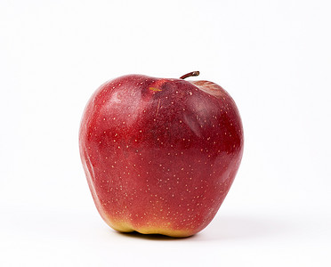 白色背景上有缺陷的红熟苹果