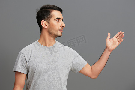 好看的手势摄影照片_肖像男子休闲装灰色 T 恤有趣的手势裁剪视图