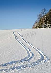 雪地里的轮胎痕迹
