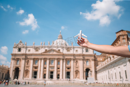 梵蒂冈城背景下圣彼得大教堂教堂的特写玩具飞机。