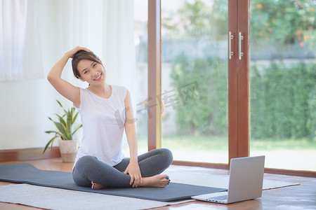 潮流生活摄影照片_美丽的亚洲女性通过在家锻炼健康潮流生活方式来保持健康