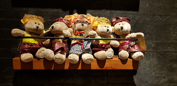 一群穿着各种衣服的毛绒玩具熊，泰迪熊毛绒玩具