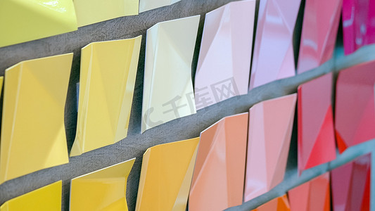 许多悬挂着不同颜色的彩色金属方板。
