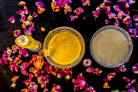 玻璃碗中的酥油和玫瑰油面膜的特写镜头，以及一些生酥油、玫瑰精油和一些载体油。