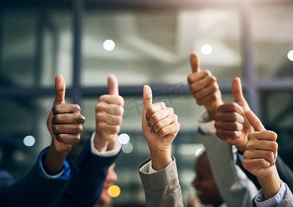 专业团队摄影照片_双手竖起大拇指，商务人士作为办公室团队表示认可、认可或表示感谢。