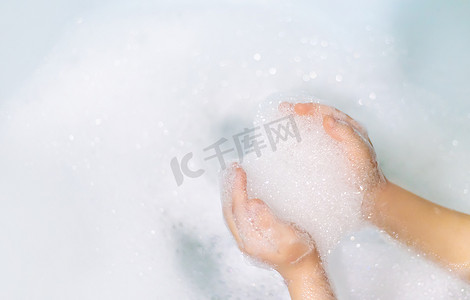 用肥皂水彻底洗手。