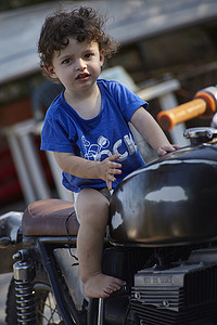 摩托男孩摄影照片_旧摩托车上的婴儿 6