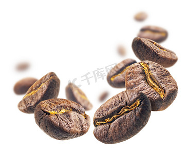 咖啡豆漂浮在白色背景上