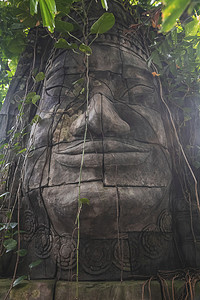 丹麦兰讷斯，2022年3月：丛林中的古老雕像
