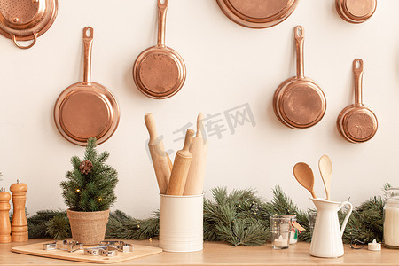 厨房烘焙工具摄影照片_带烘焙工具的节日圣诞餐桌