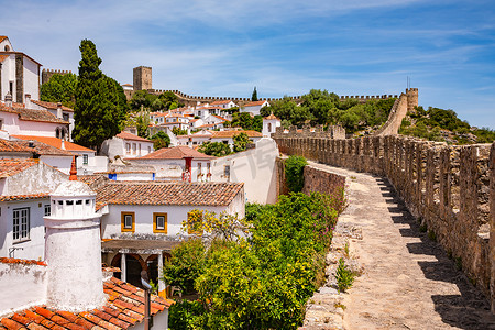葡萄牙历史悠久的 Obidos 老城的城堡和塔楼，您可以步行穿过城墙