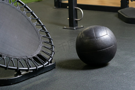 运动家庭蹦床后院庭院概念木制壶铃锻炼，来自瑞士健身房的弹力和钢重量，俱乐部健康。