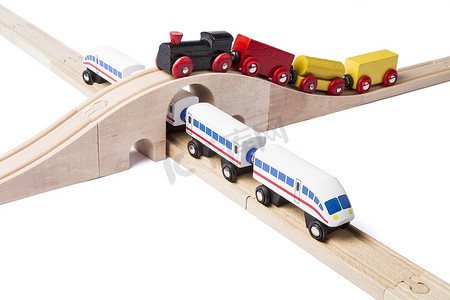 铁路上的木制玩具火车