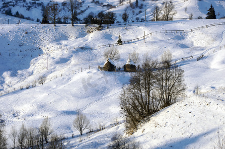 仙女弹古筝摄影照片_喀尔巴阡山脉山谷覆盖着新雪。
