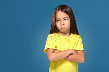 沮丧孩子摄影照片_愤怒的小孩表现出沮丧和分歧