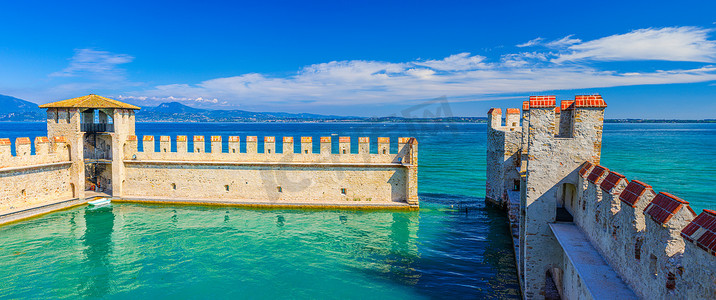 拥有碧绿海水的小型强化港口，斯卡利杰罗城堡 Castello