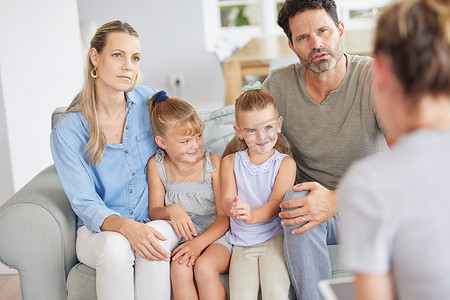 在家进行家庭咨询，父母担心并听取治疗师的意见，为孩子寻求帮助。