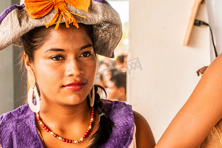 玛雅人摄影照片_穿着尼加拉瓜米斯基托和玛雅尼亚社区传统服装的土著妇女